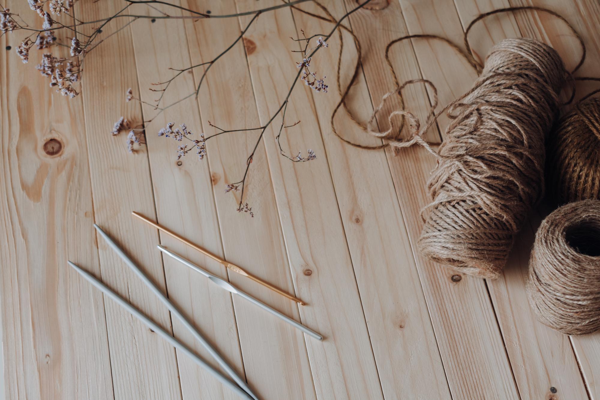 Atelier darbinė erdvė su siuvimo įrankiais
